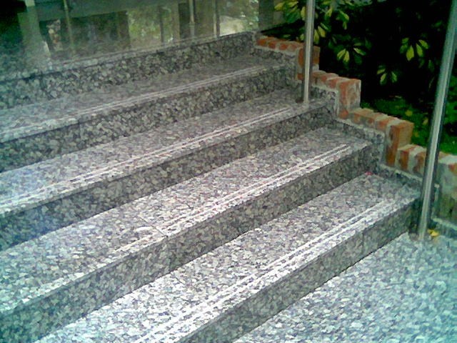escalera de gris perla