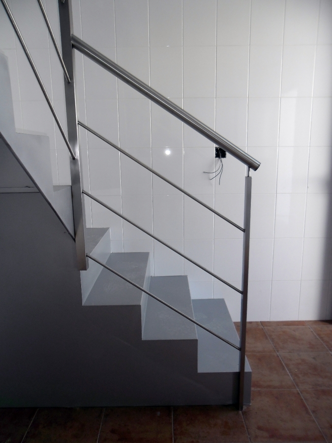 escalera de hierro con barandilla de acero inoxidable