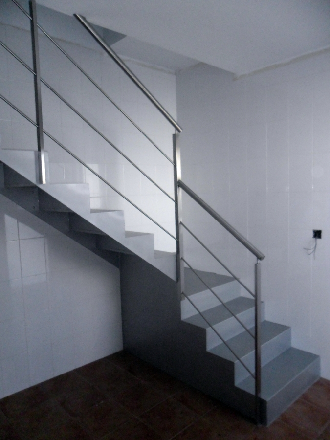 escalera de hierro con barandilla de acero inoxidable