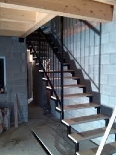 escalera de hierro con peldaños de madera 