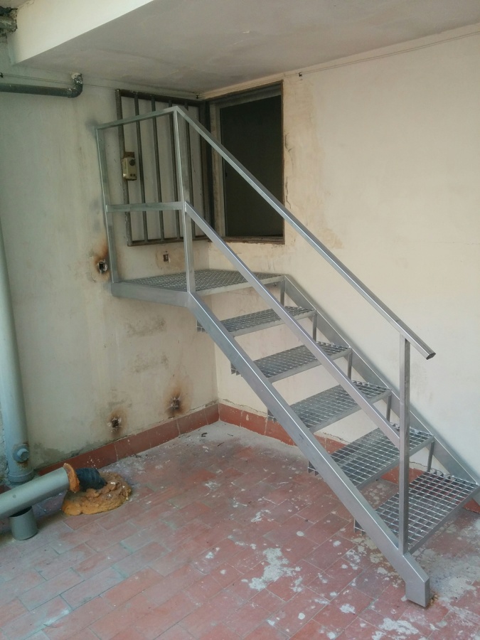 ESCALERA DE HIERRO CON PELDAÑOS DE TRAMEL