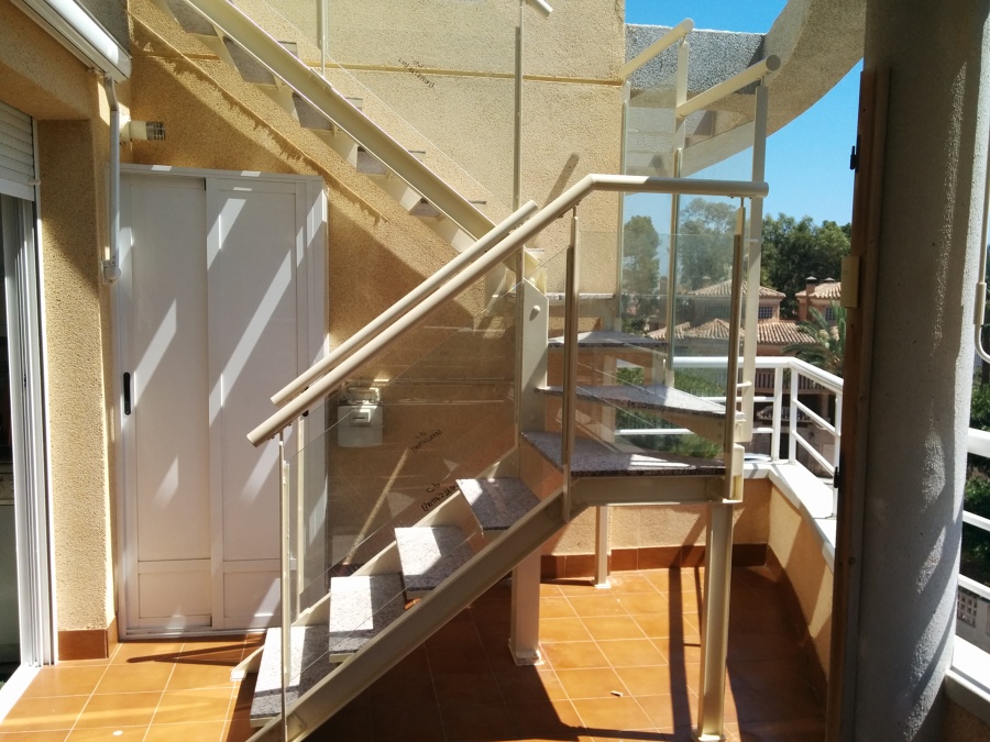 ESCALERA DE HIERRO, MÁRMOL Y CRISTAL