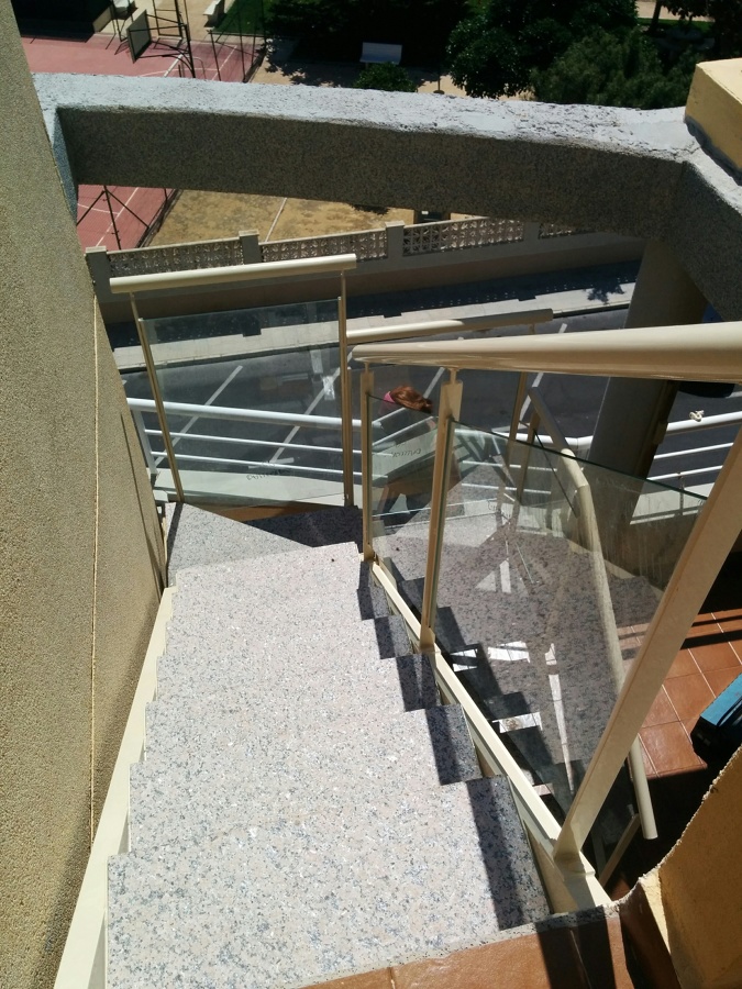 ESCALERA DE HIERRO, MARMOL Y CRISTAL