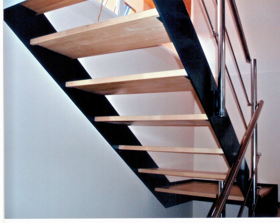 Escalera de hierro y madera con barandilla inox