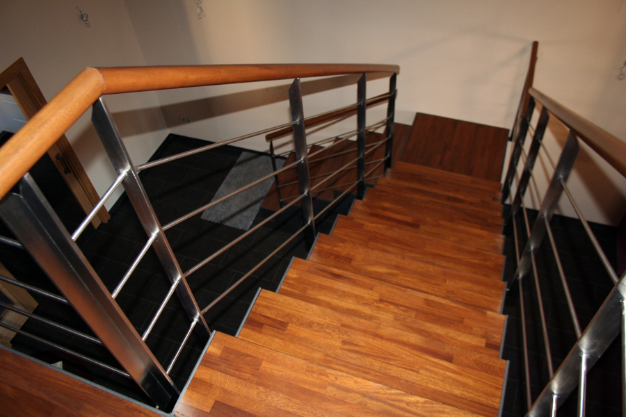 escalera de madera de iroko y acero inoxidable