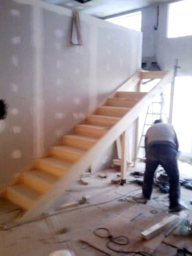 Escalera de madera echa a mano