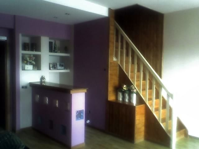 Escalera de madera y barra de bar