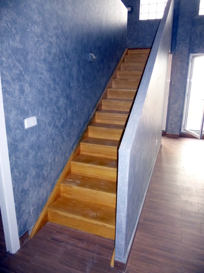 Escalera de madre hecha pieza a pieza