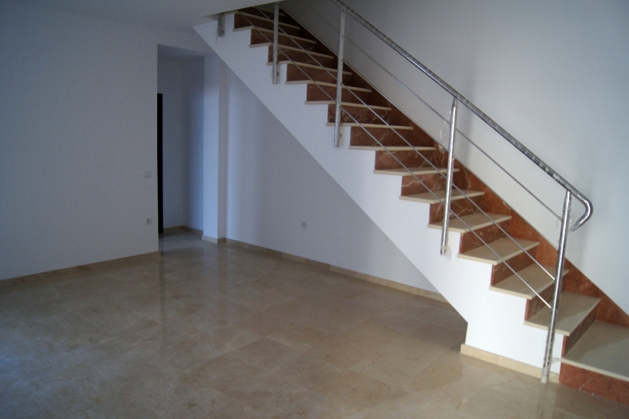 Escalera de marmol con baranda de acero inoxidable