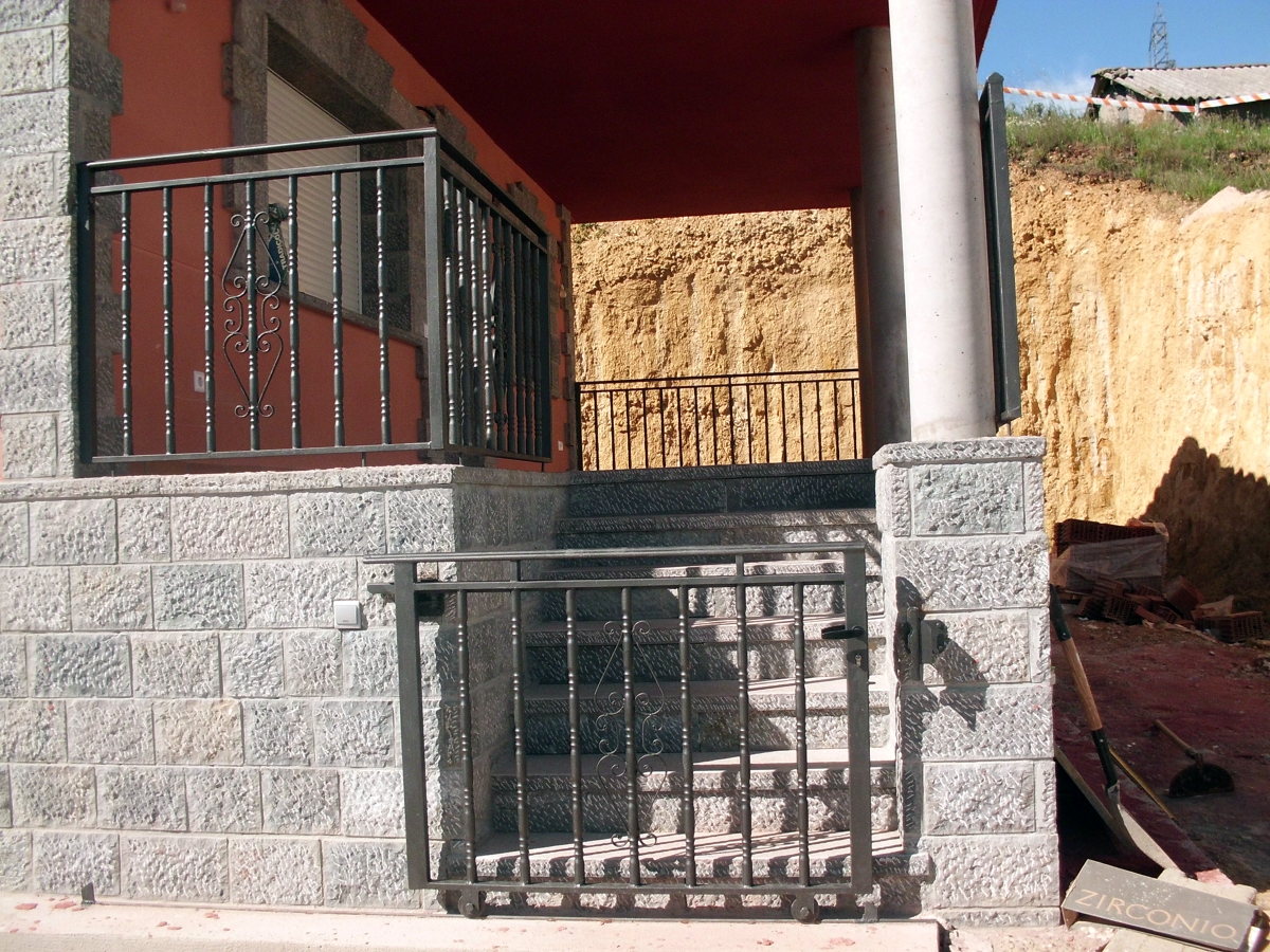 escalera de piedra picada al igual que el zocalo y recercos de huecos