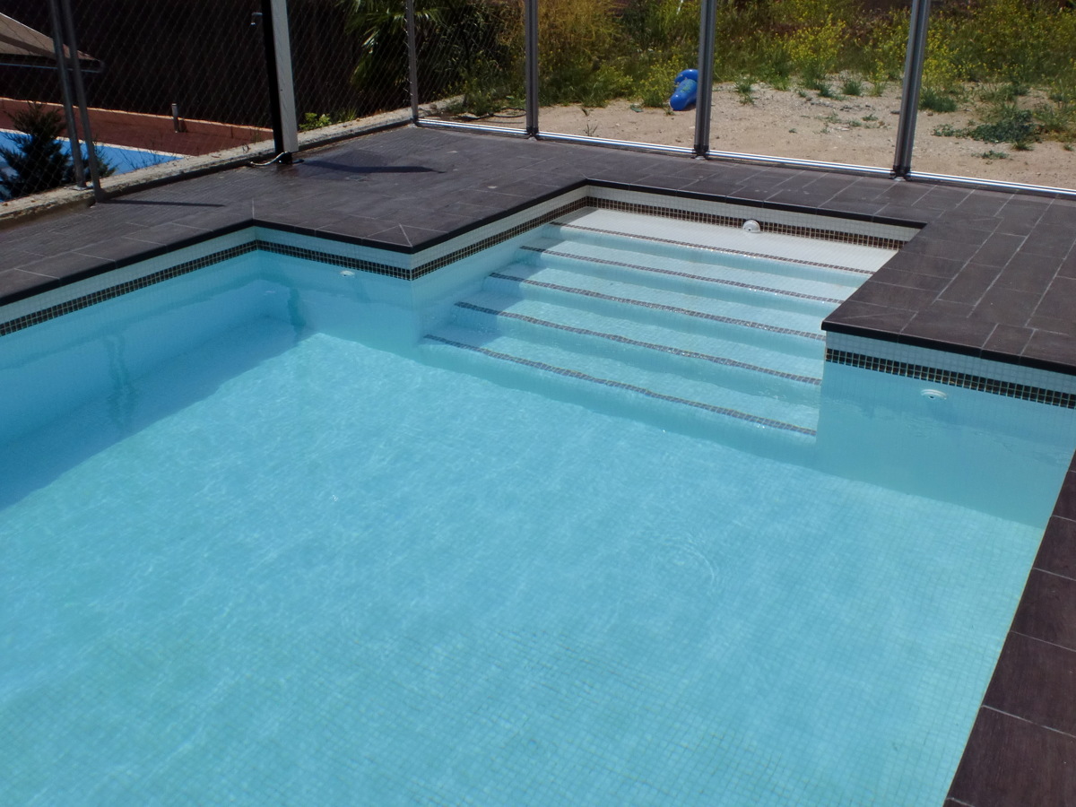 Escalera en interior de la piscina