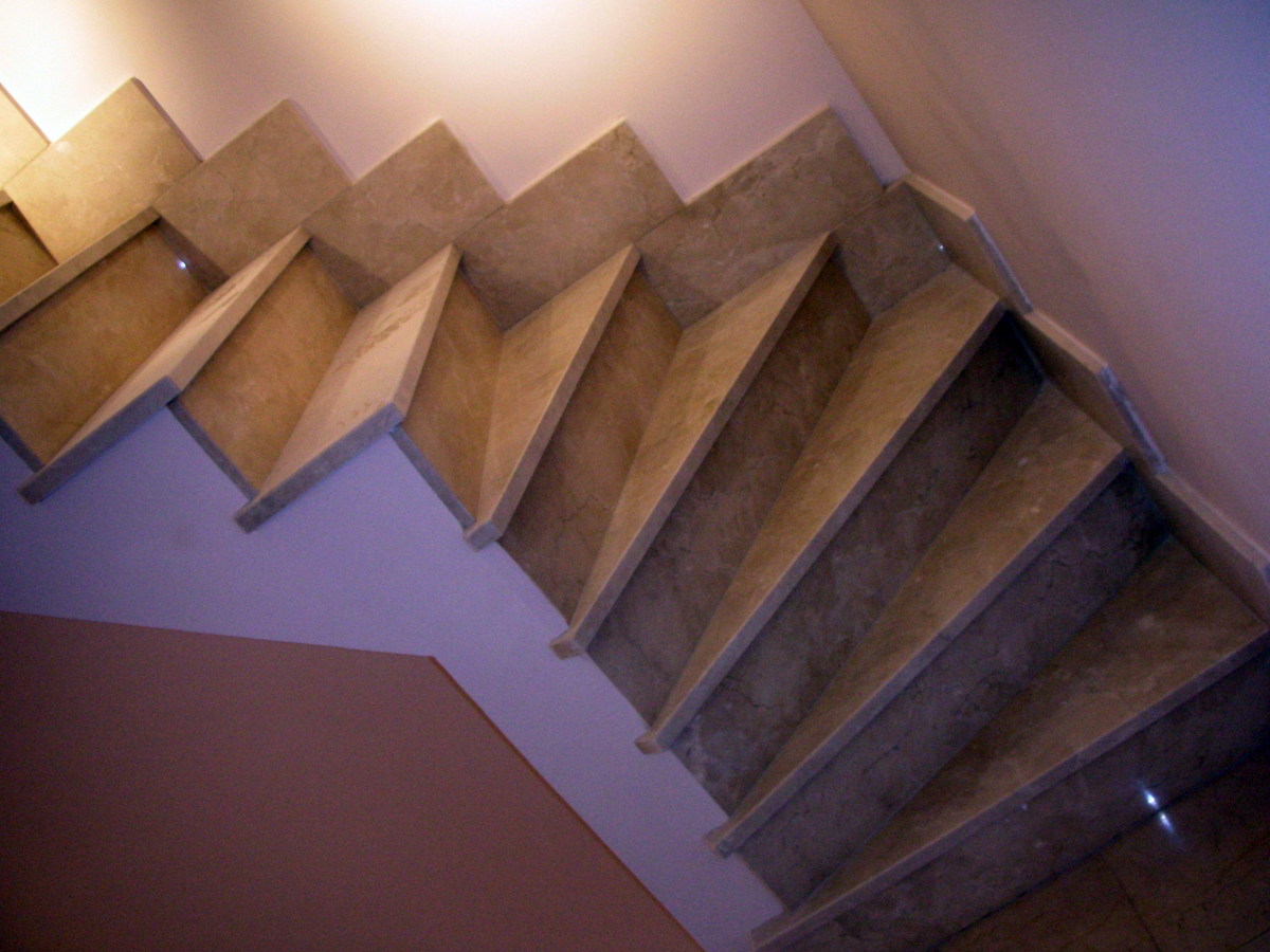 Escalera en marmol marfil