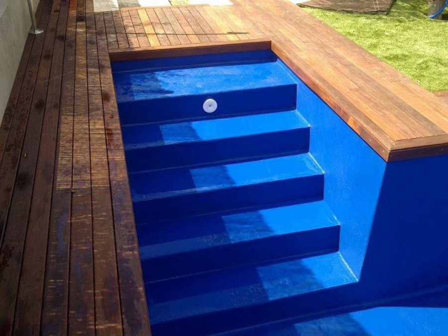 Escalera en piscina