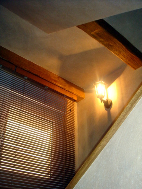 Escalera en tierras floretinas y vigas decorativas