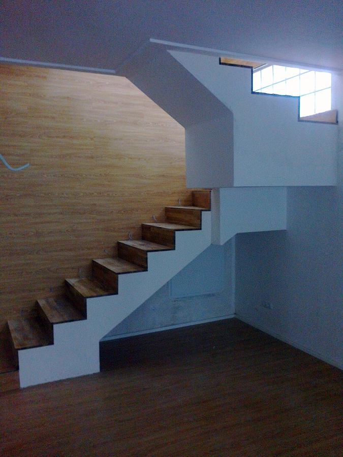 Escalera fabricada en roble macizo