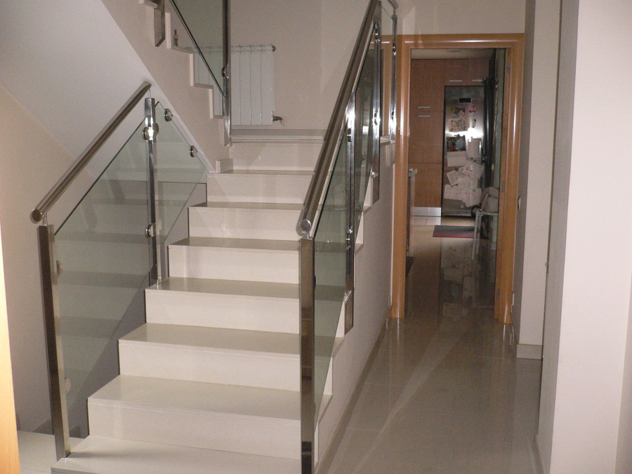 ESCALERA FORRADA DE SILESTONE Y BARANDILLA MIXTA