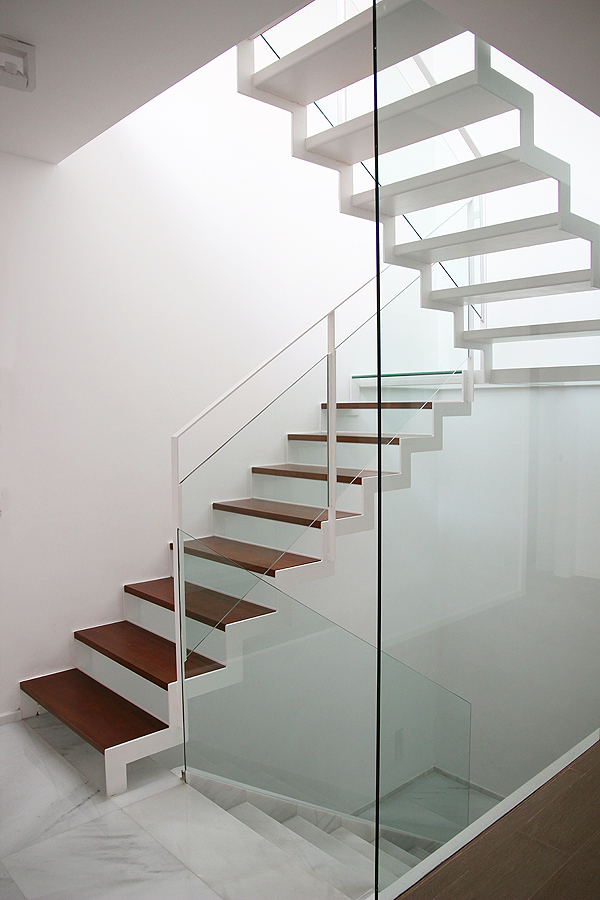 ESCALERA INTERIOR DE VIVIENDA UNIFAMILIAR EN S'ILLOT