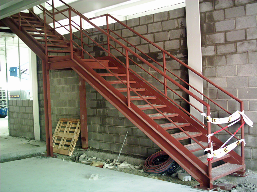 escalera interior en nave Montcada.