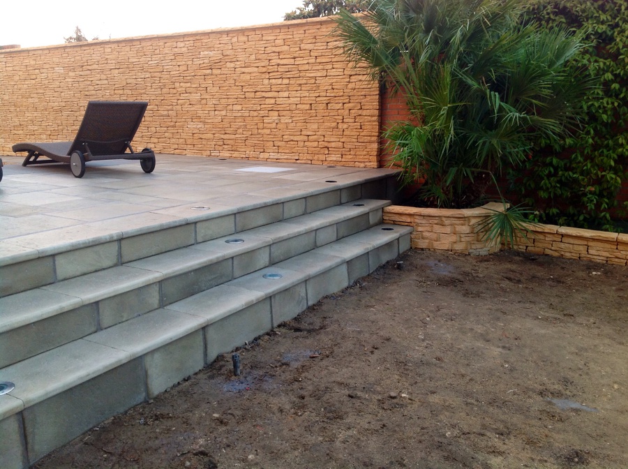 Escalera, jardinera y pared rústico 