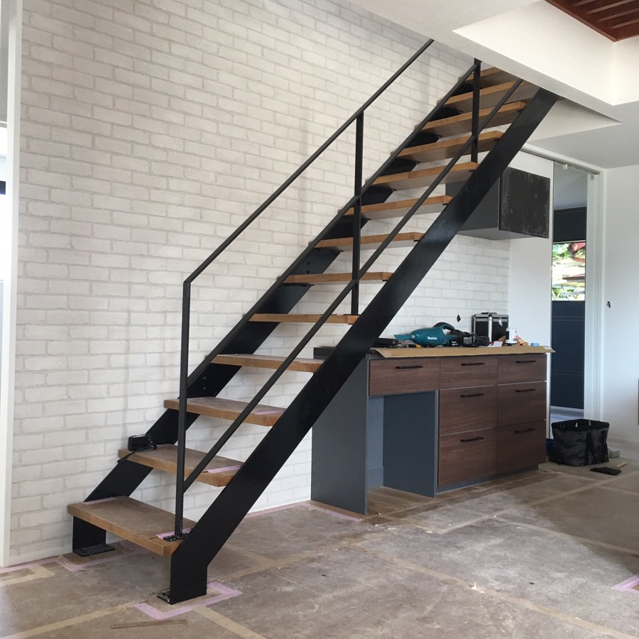 Acceso sótano. Escaleras hierro y madera