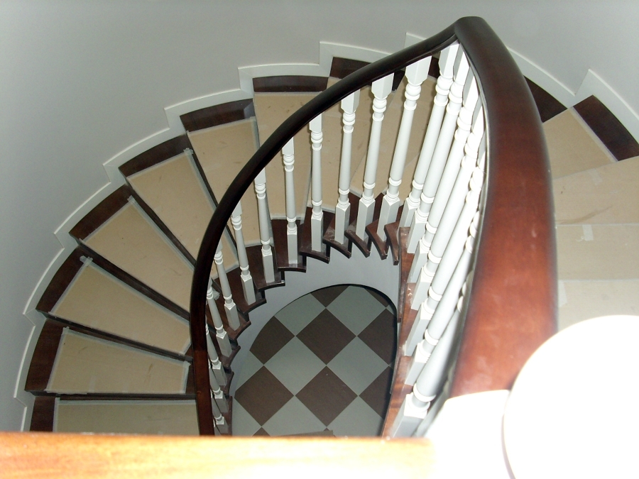 Escalera lacado blanco y madera roja