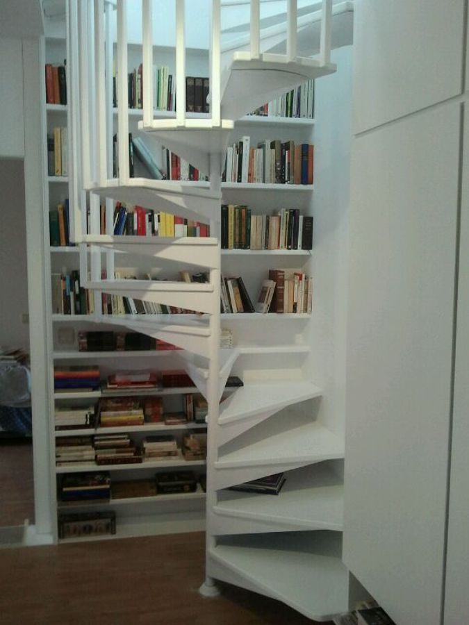 Escalera libreria lacada en blanco