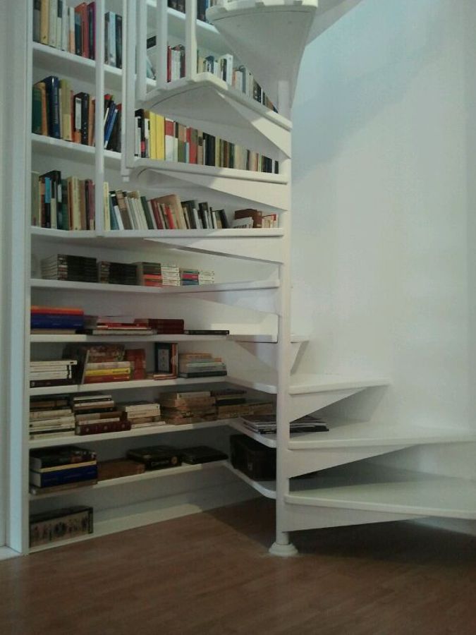 Escalera libreria lacada en blanco