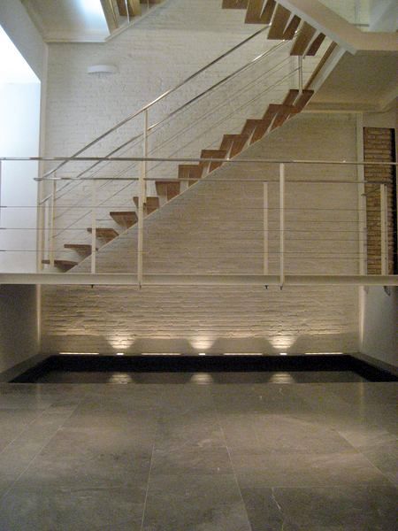 Escalera metalica colgada sobre lamina de agua