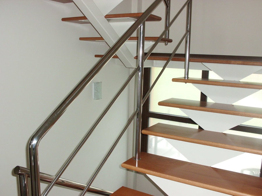 Escalera metálica con peldaños de roble 