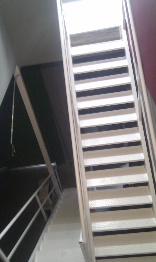 Escalera metálica en esmalte sintético