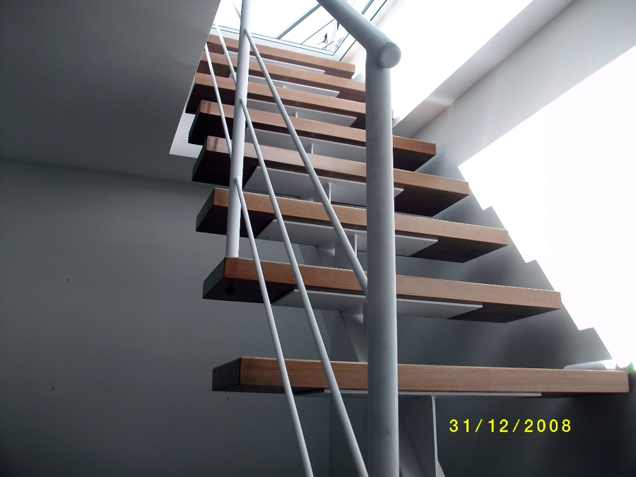 Escalera metálica y madera para acceso a cubierta.