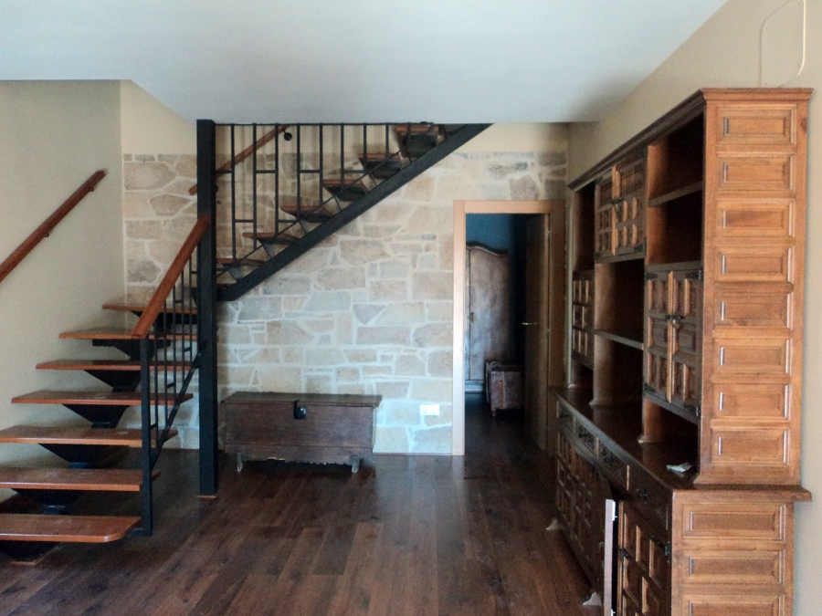 Escalera nueva en madera de jatoba