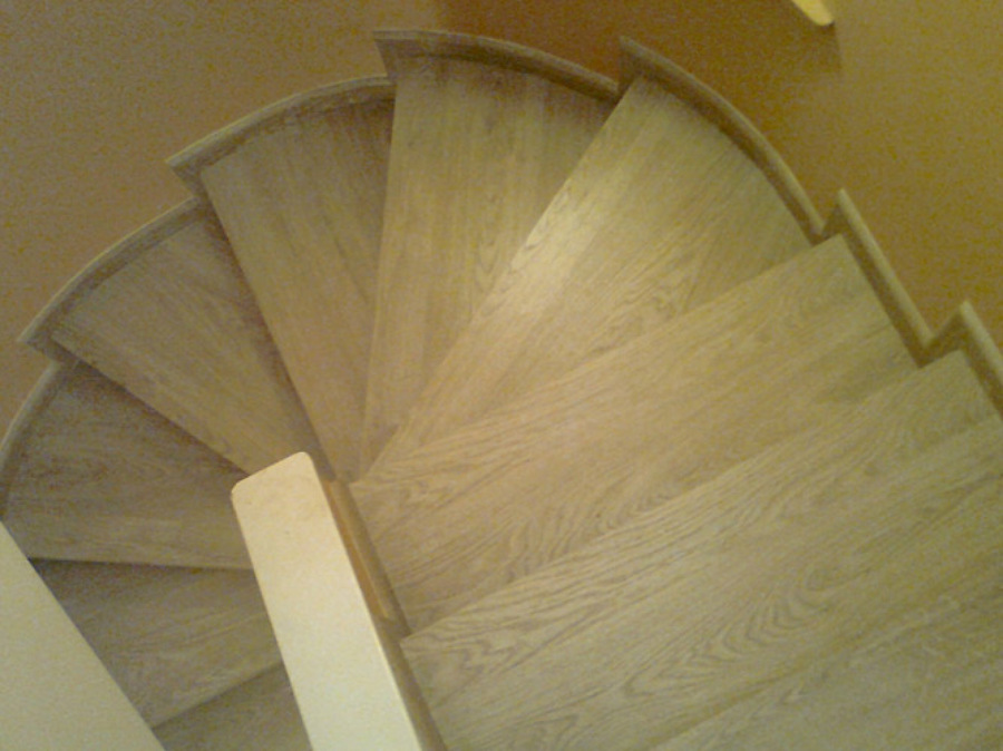 ESCALERA PARQUET LAMINADO