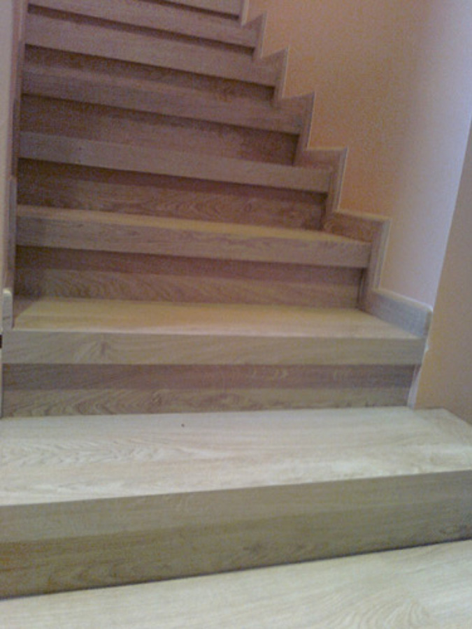 ESCALERA PARQUET LAMINADO