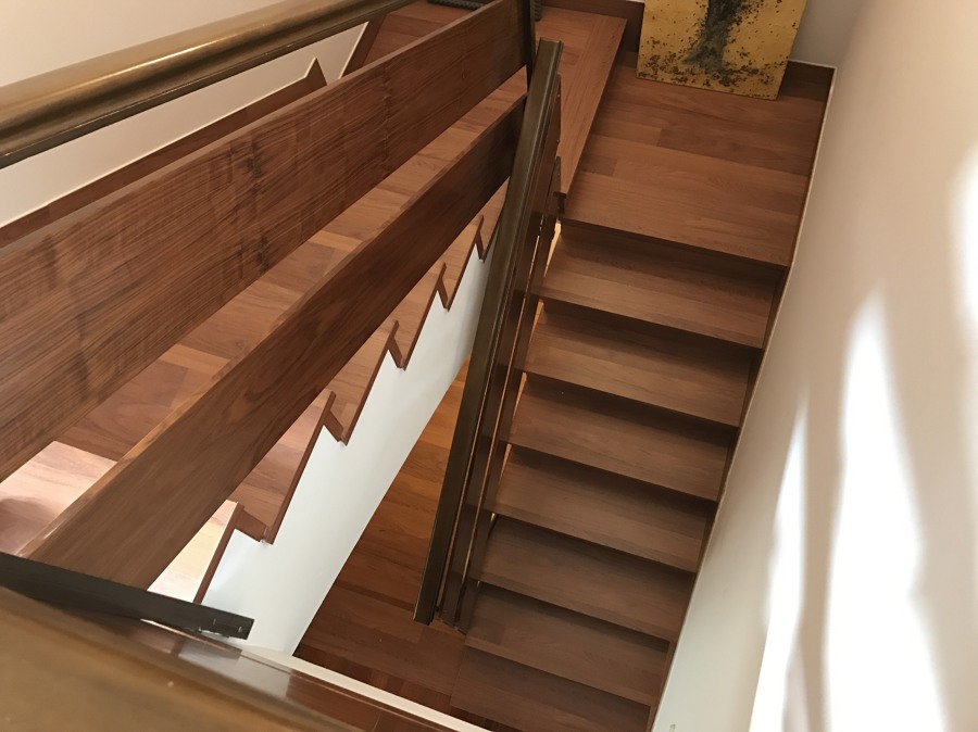 Forrado de escalera con laminado de Jatoba