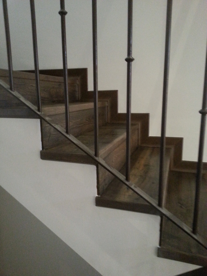 Escalera revestida de tarima flotante