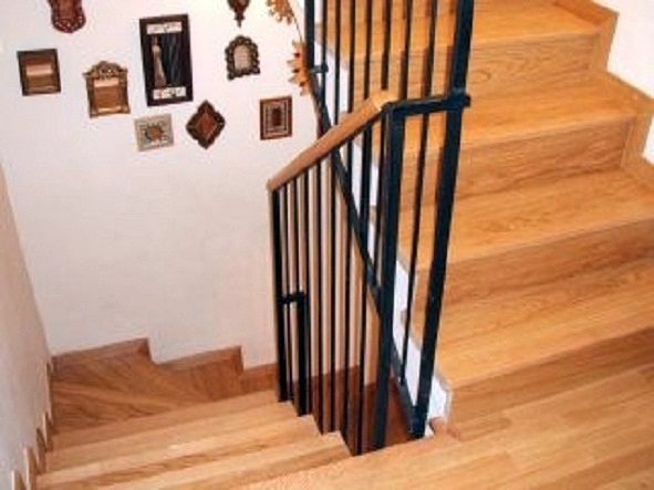 ESCALERA ROBLE NATURAL