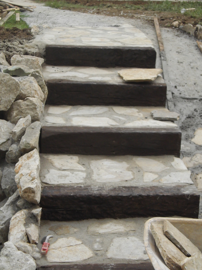 escalera rustica de  accesos