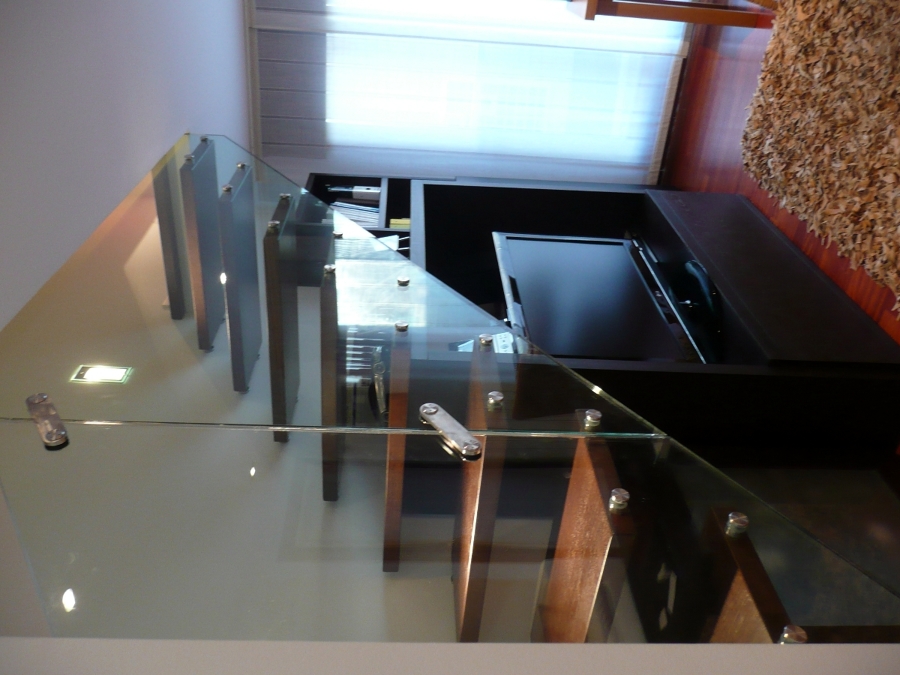 Escalera volada con barandilla de cristal