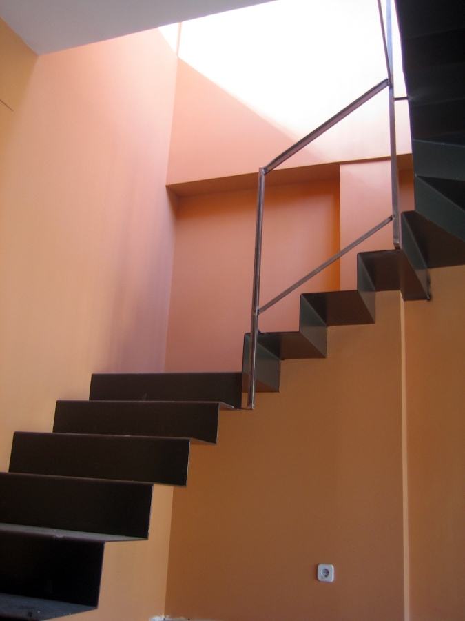 Escalera volada de acero doblado