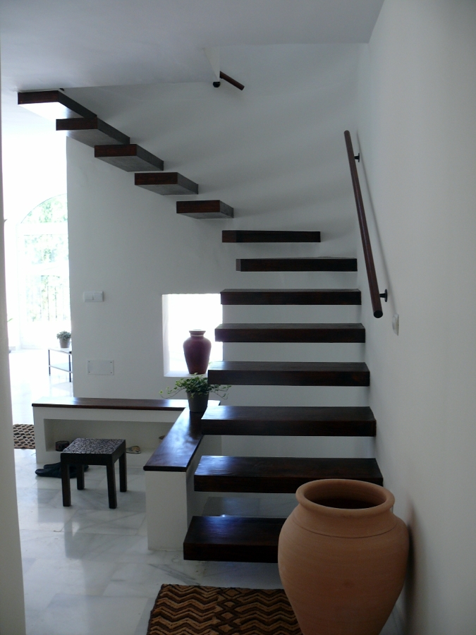 Escalera volada en madera.