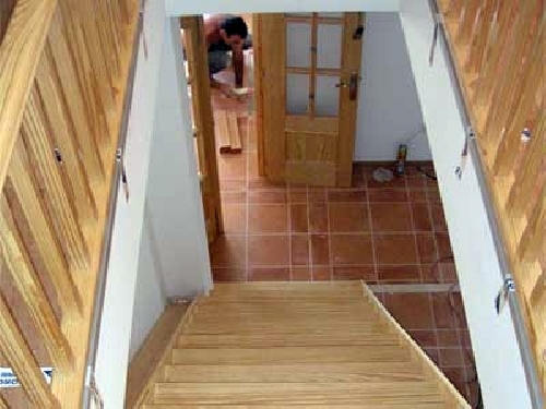 Escaleras en madera de pino