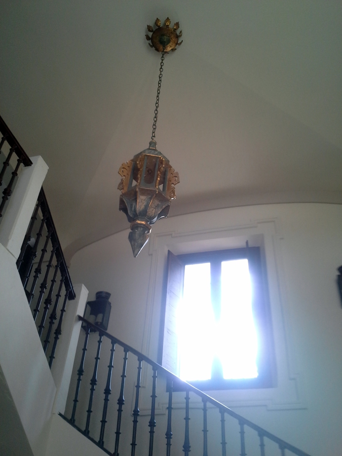 escaleras y lamparas.