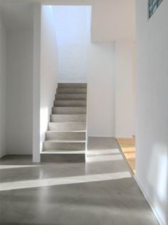 Aplicación de microcemento en escaleras y vestíbulo de vivenda