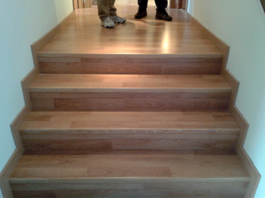 Escalones revestidos en parquet.