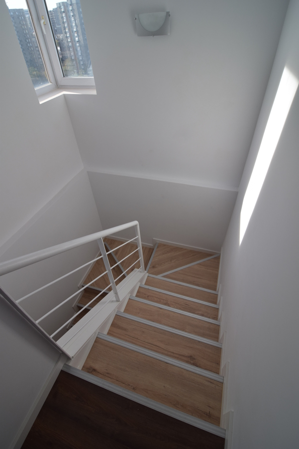 escalera después. Dúplex en Moratalaz.