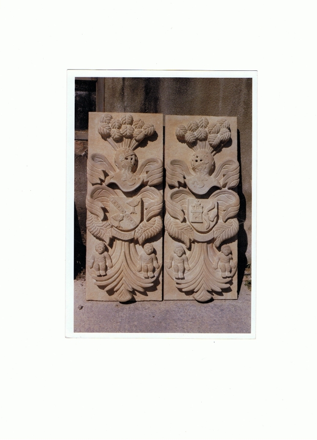ESCUDO HERALDICO EN PIEDRA