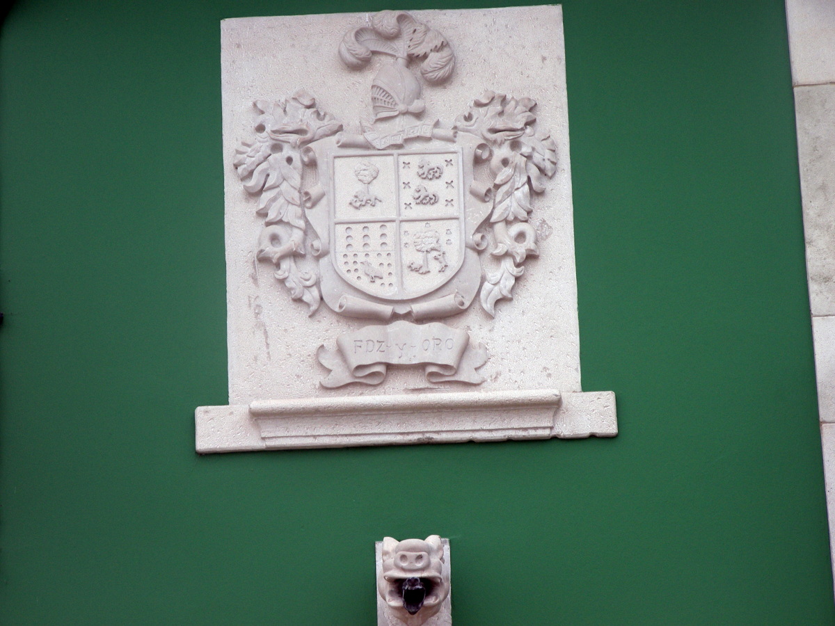 escudo y gargola en Trorazo