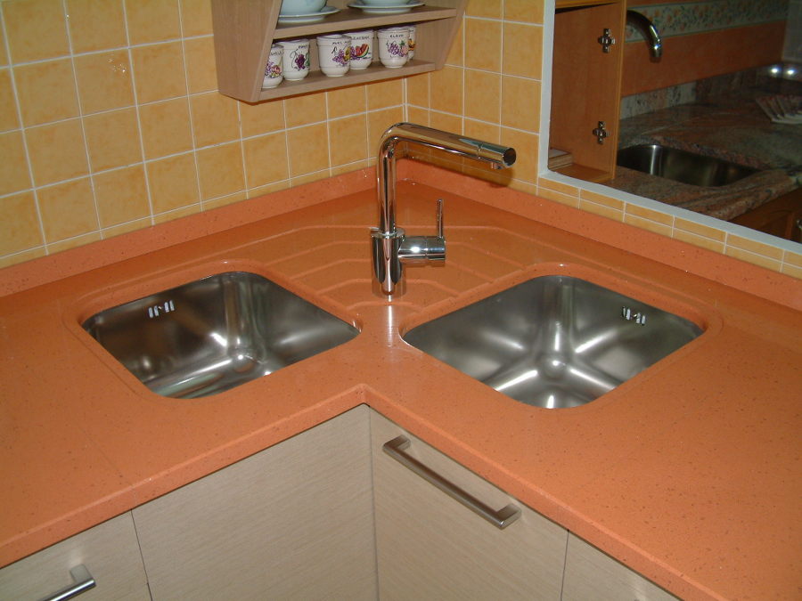 Escurridor doble tallado sobre encimera.