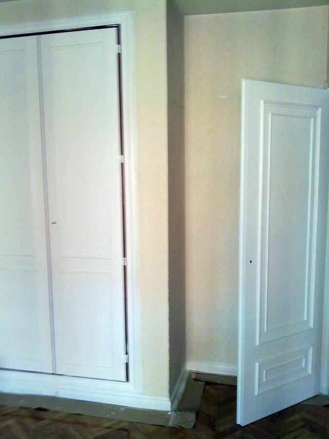 Esmaltado de armario, puerta y rodapie en blanco satinado